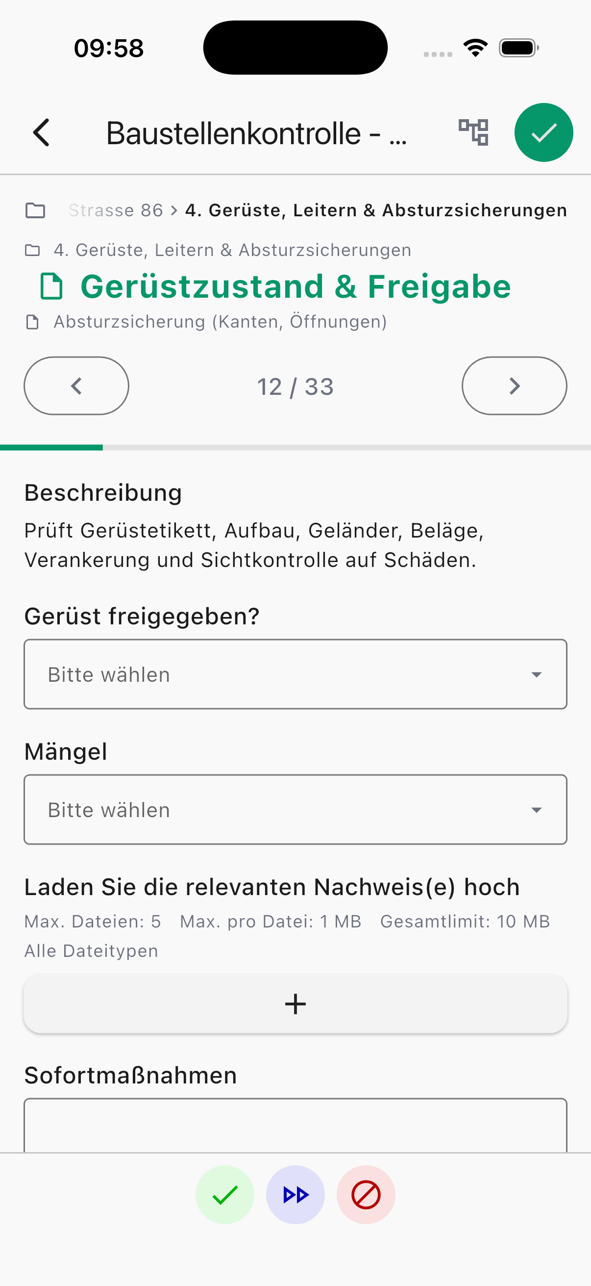 Screenshot der Pace Mobile App: Prüfpunkt „Gerüstzustand & Freigabe“ mit Fortschritt 12/33, Beschreibung, Auswahlfeldern, Datei-Upload und Sofortmaßnahmen